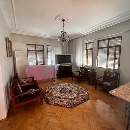 Spacious 2 Bedroom 1 Living And Dining 1 Sitting 1 Bath Apartment