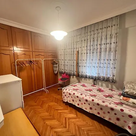 Spacious 2 Bedroom 1 Living And Dining 1 Sitting 1 Bath *