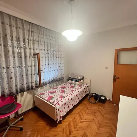 Spacious 2 Bedroom 1 Living And Dining 1 Sitting 1 Bath *