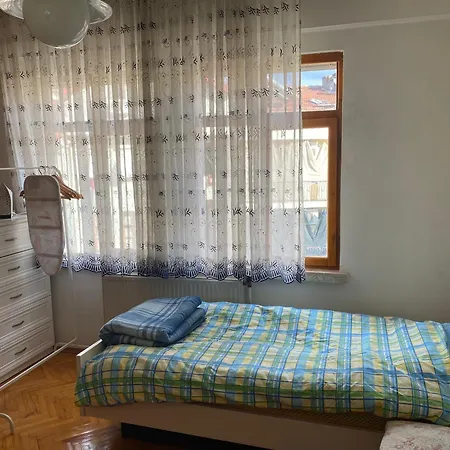 Apartment Spacious 2 Bedroom 1 Living And Dining 1 Sitting 1 Bath *